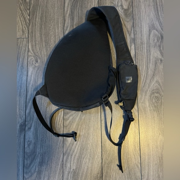 MEC brand crossbody sling bag - Picture 2 of 4